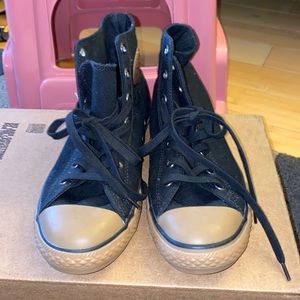 Never worn high top converse (a bit dusty) Size 8 in woman & size 6 in Mens/Kids